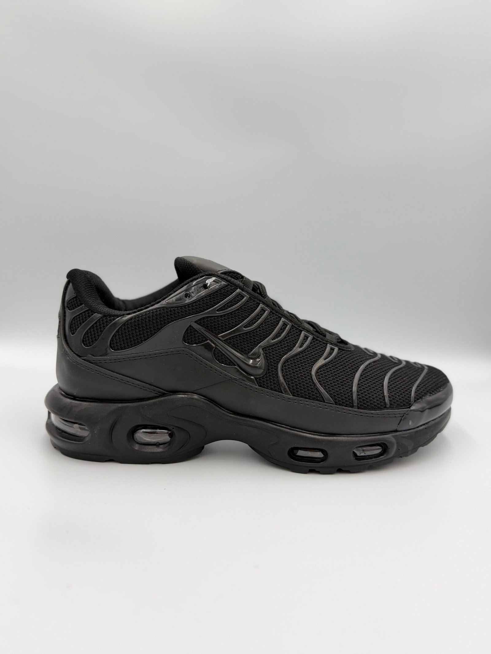 Nike Air Max Plus - Иконата на стила и комфорта - Черно