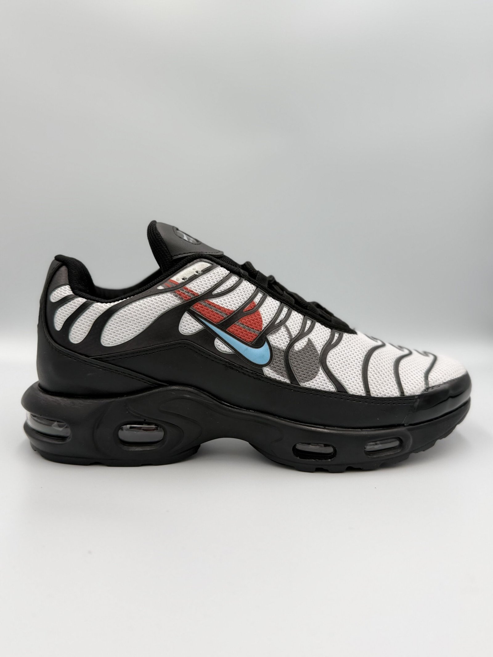 Nike Air Max Plus - Динамичен контраст (Бяло/Черно)