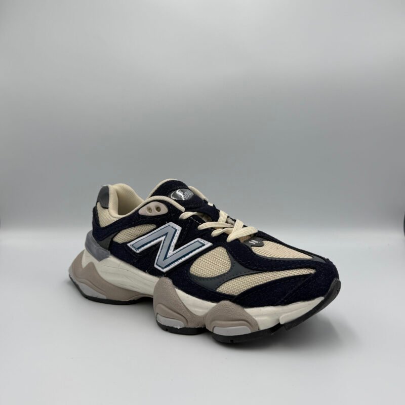 New Balance тъмносини маратонки с кремави детайли – стил и комфорт
